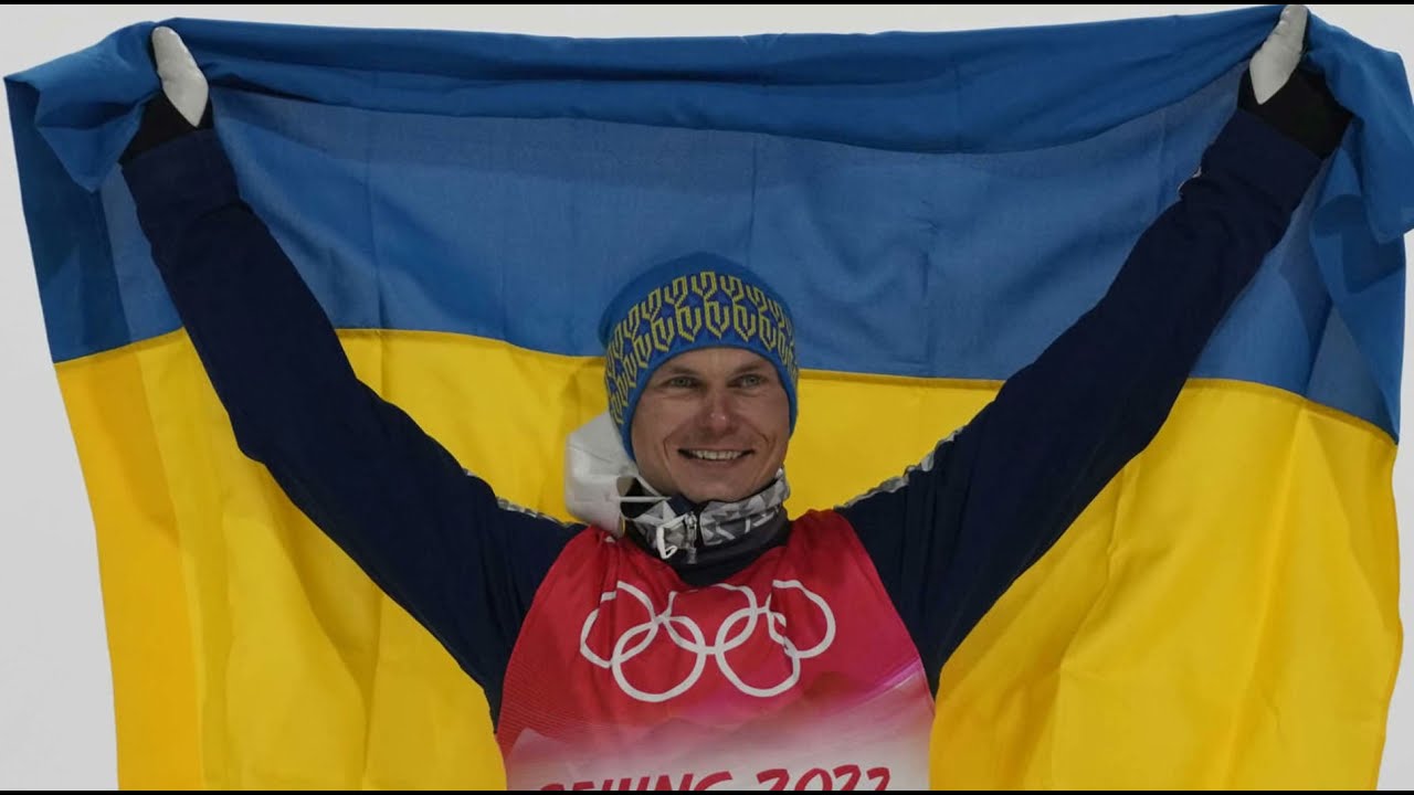 Ukrainian and Russian celebrate with hug at Beijing Olympics thumnail