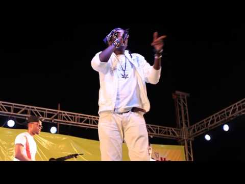 KAYSEE MONTEJANO rappe en FON au concert de DIAMANT NOIR