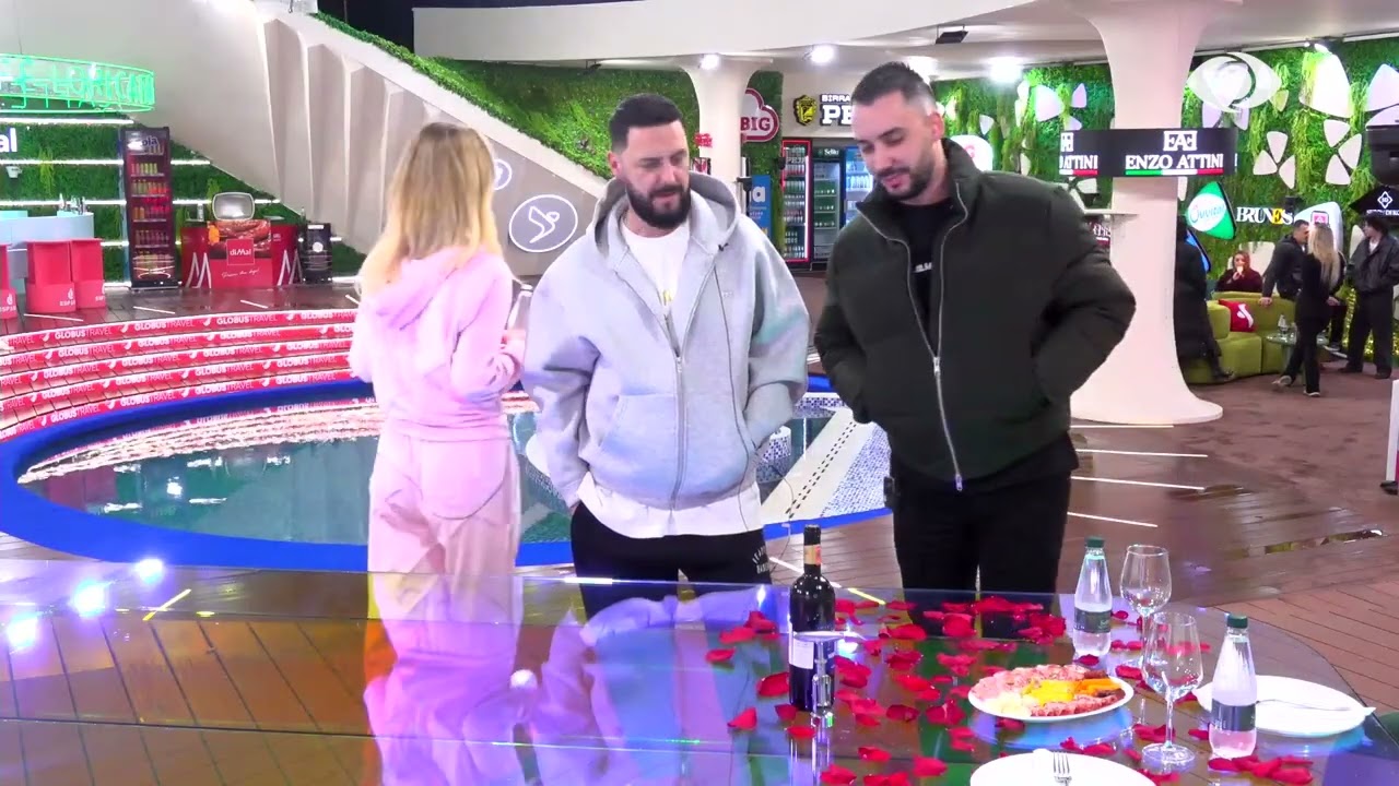 “Çerek tavoline”/ Banorët shkëmbejnë batuta për darkën e përgatitur nga Selin