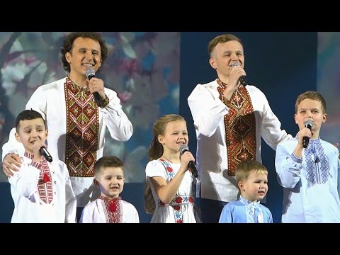 Сім'я Яремчуків, співають всі пісню Родина