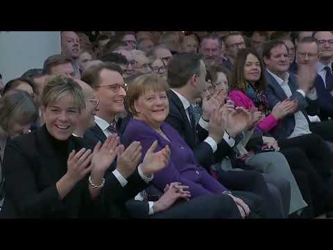 Du hast den Farbfilm vergessen: Der Kölner Jugendchor St. Stephan singt für Angela Merkel