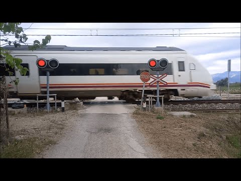 Paso a nivel sin barreras en La Petja (2/2)