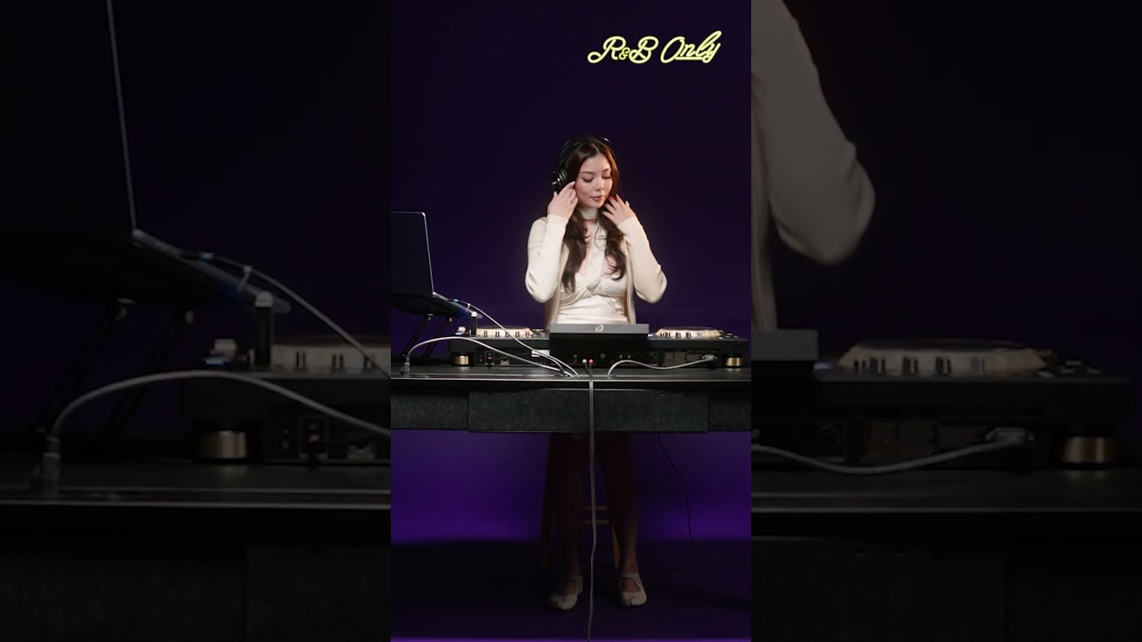 A very special set by Hello Vee