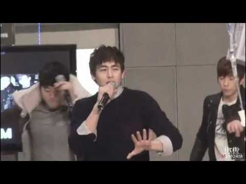 [FANCAM] 111227 Charity concert at Samsung Medical Center - Hands up [Nichkhun]