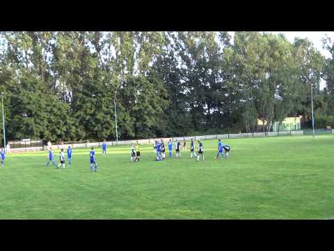 Kibice w Radzyminie dodają otuchy faulowanemu zawodnikowi gości.