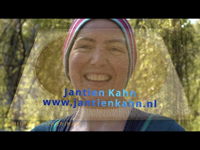Sculptor Jantien Kahn talks about her work in 3 short videos, made by Jessie Ehlhart.This is part 2 about her water sculptures. She is telling us about how she started making these shapes, how many birdbaths are available at the moment and their price. English subtitles. Jantien Kahn about her work part 2: water sculptures Video