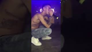 CAPO PLAZA PIANGE CANTANDO FORTE E CHIARO IN LIVE