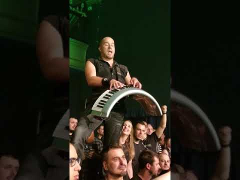 Epica - Coen Janssen prend un bain de foule