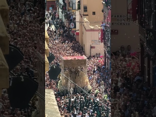 Vídeo relacionado con Pla Pla Pla Balconera Esperanza de Triana. Decoración religiosa de tela 70x100 cm. Balconera Triana decoración balcón. Tela impresa Virgen Esperanza de Triana.
