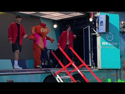 Superbussen besøker Neskollen skole