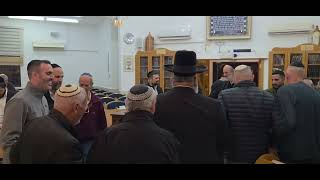 הרב יצחק לוי | רב העיר נשר | הדלקת נר ראשון של חנוכה | חנוכה תשפ"ו (הרב יצחק לוי) - התמונה מוצגת ישירות מתוך אתר האינטרנט יוטיוב. זכויות היוצרים בתמונה שייכות ליוצרה. קישור קרדיט למקור התוכן נמצא בתוך דף הסרטון