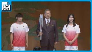 “アジア大会100日前セレモニー” 公式アンバサダー･松平健さん｢大会盛り上げていきたい｣ 聖火リレーのトーチやユニフォームを披露
