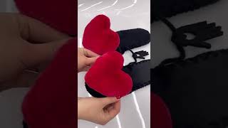 Video Комнатные тапочки Family Red Hearts s02-02 женские черные с сердечками цвета Кардинал