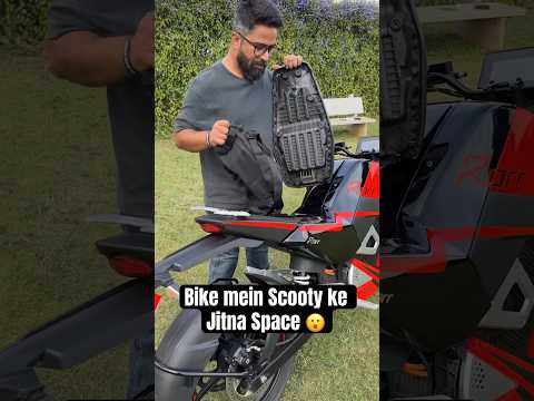 This electric motorcycle is very practical thanks to ample storage space.