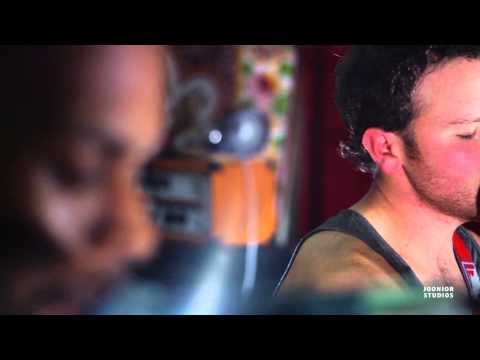 Live @ Jooniors - S05E02 - Blood Orange Paradise - 04 - Blue Tigers (Live)