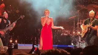 Sila - Muhbir yeni (cesme konser 20.08.18 - 4 dk. Sohbet kahkaha !!)