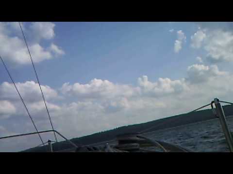 Hunter 22 sailing on Lake Dardanelle
