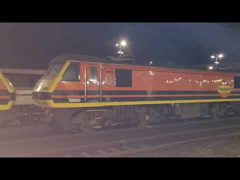 4S88 - FL90s - Freightliner Class 90s 90005 & 90048 19 mins early approaching Stafford