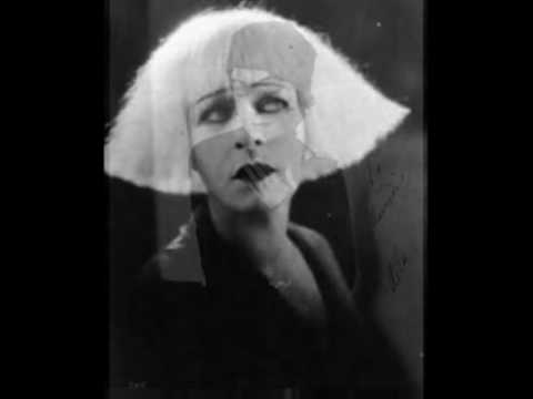 Leshchenko sings Strok's tango, under Nasimova's portraits.wmv