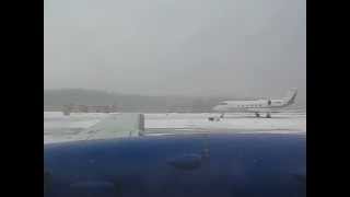 preview picture of video 'Takeoff in heavy snow at Yeager Airport RWY 23 CRW'