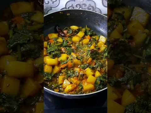 Aloo Palak Recipe new way  very easy and tasty Healthy sabji #shorts #aloopalak #viral