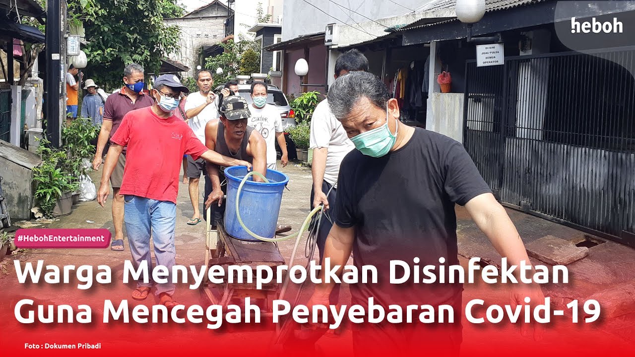 Warga Menyemprotkan Disinfektan Guna Mencegah Penyebaran Covid-19