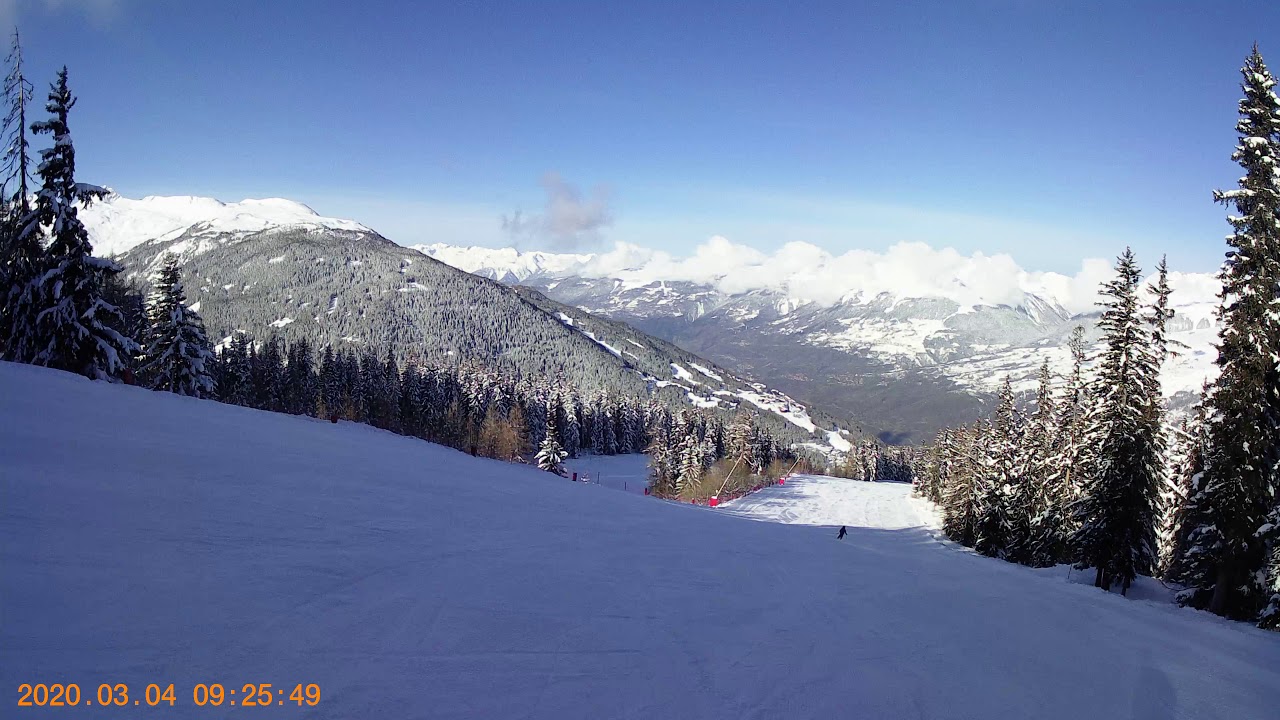 Cruising a blue run in Peisey-Vallandry, Les Arcs