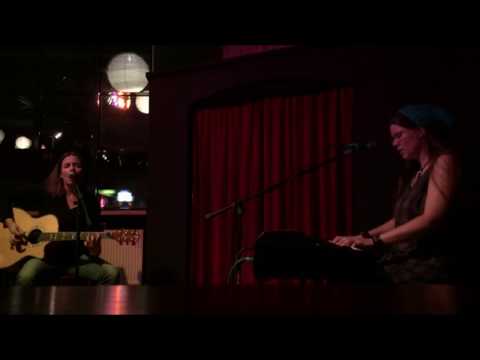 "Self Machine" (I Blame Coco cover) - Sara und Sannah im SCHANZ Mühlheim am Main, 30. Juli 2015