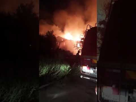 INCENDIU DE PROPORȚII LA CERNAVODĂ. 15 LOCUINȚE SOCIALE AFECTATE