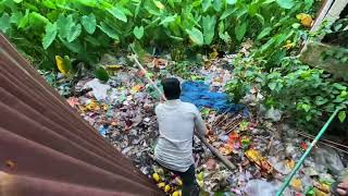 জীবন বাজি রেখে একটি নিরীহ অবলা প্রাণীকে বাঁচানোর চেষ্টা চলতেছে একটি যুবকের অবশেষে বাঁচাতে সক্ষম হয়