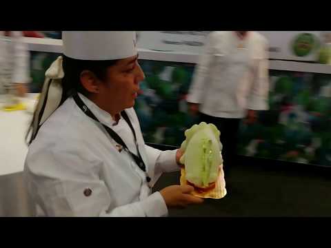 Chef Rosalba, presenta pastel de Brasil al jurado de Shiraz 2018.