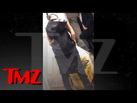 Bieber sika w restauracji do wiadra z mopem