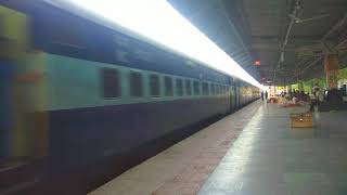 preview picture of video 'BHOPAL - REWA SPECIAL ARRIVING IN SAUGOR RAILWAY STATION'