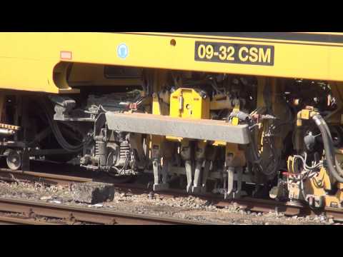 Gleisstopfmaschine (09-32 CSM) im Einsatz (HD)