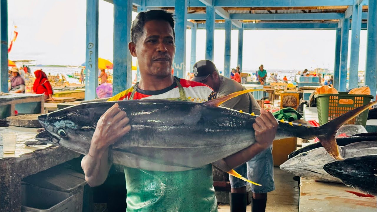 Amazing!! Cutting Yellowfin Tuna with a Sharp Machete is Very Satisfying