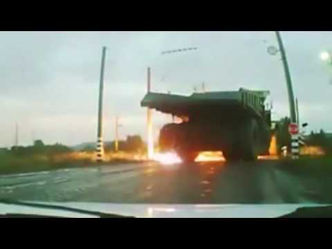 BiełAZ 75710 wjeżdża w sieć trakcyjną nad torami