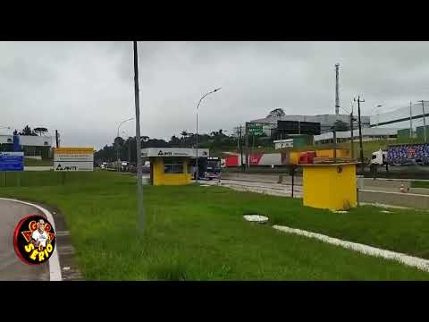 PASSAGEIROS REGISTRAM ÔNIBUS PARADOS NA BALANÇA POR EXCESSO DE PESO.
