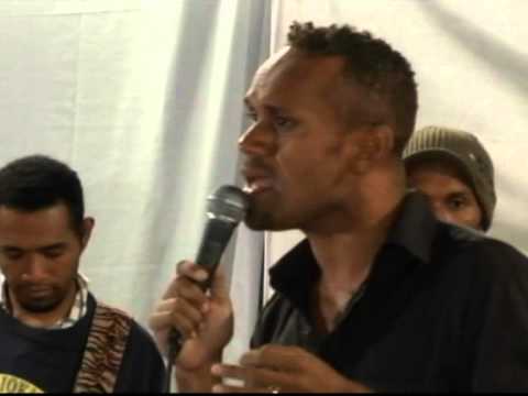 Jonathan Auna  performing  Man in the mirror by Michael Jackson