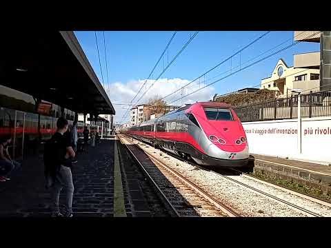 Frecciarossa in transito alla stazione di Pietrarsa - Frecciarossa in transit at Pietrarsa station.