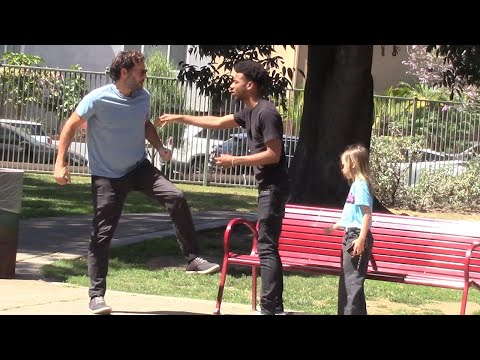 Une petite fille a été kidnappée par un homme inquiétant. Ce qui se passe est choquant.