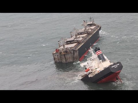 Frachter zerbricht in zwei Hälften