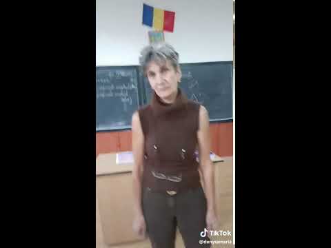 Cum isi bate joc un elev de o doamna profesoara
