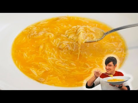 Sopa de pollo con fideos