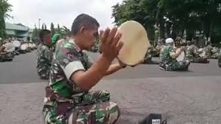 Download lagu Virall...Aksi TNI sholawatan main rebana mp3