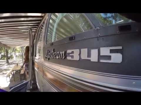 Fantastisches Wetter, eine tolle Location, italienische Gastfreundschaft und fast dreißig Airstreams aus verschiedenen Ländern Europas und Zeitepochen waren die perfekten Zutaten um ein Silber Fieber entstehen zu lassen wie man es nur auf einem Airstream Treffen erleben kann.
Unser Video zeigt die schönsten Eindrücke unseres Treffens bei Venedig. Wir wünschen Viel Spaß beim Betrachten!
