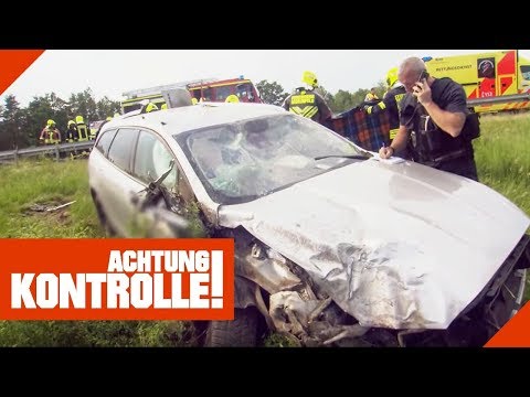 Unfall auf Autobahn: Auto rast über Leitplanke & überschlägt sich! | Achtung Kontrolle | Kabel Eins