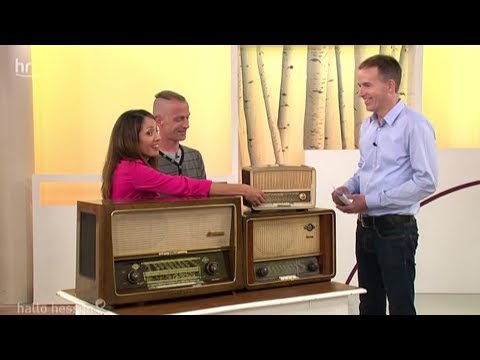 hr-fernsehen live: Auktionshaus Bad Homburg Aubaho GmbH Auktionator Kreiner begutachtet Antiquitäten