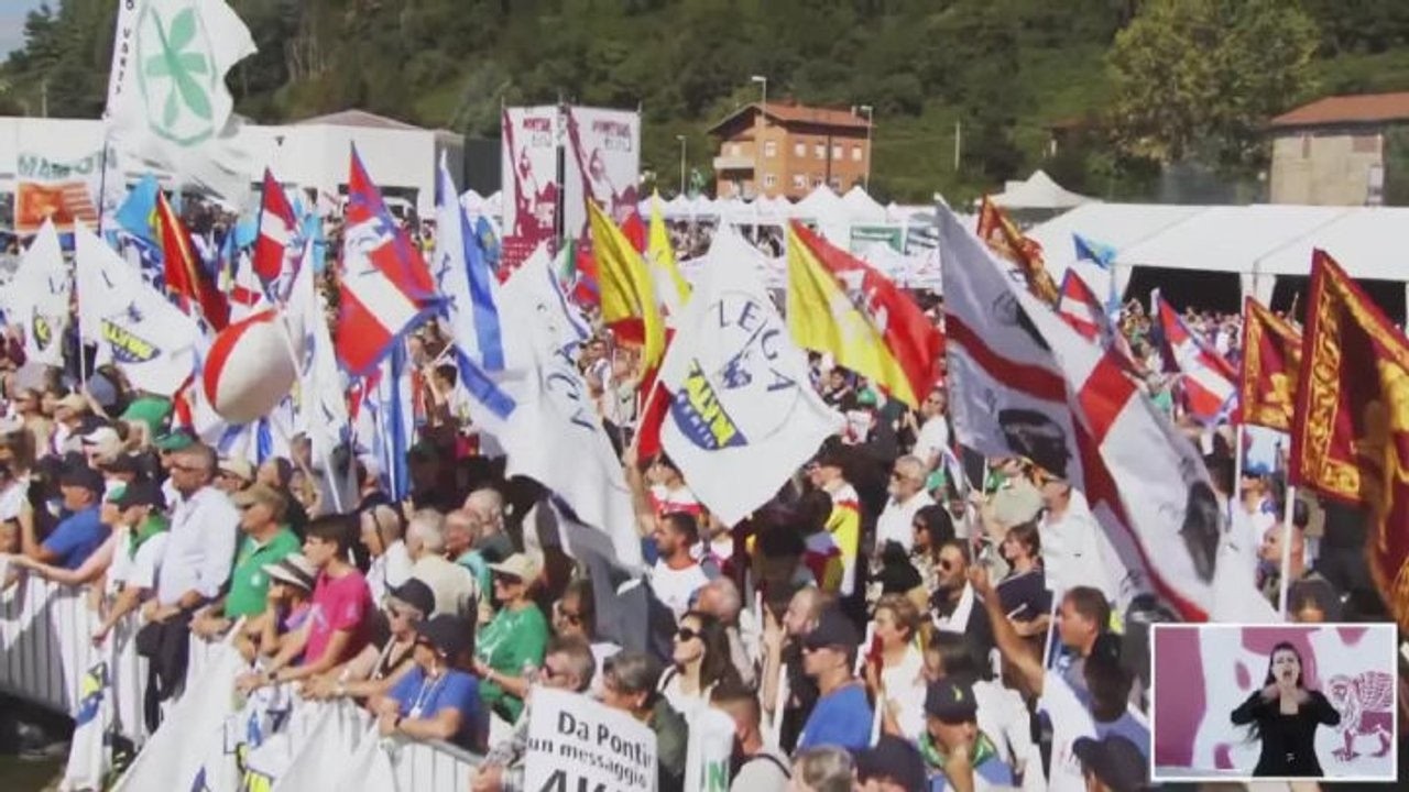 Donne in burqa sul palco di Pontida, lo show contro l'islamizzazione in Italia