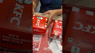 Unboxing KFC American Classic Zinger burger