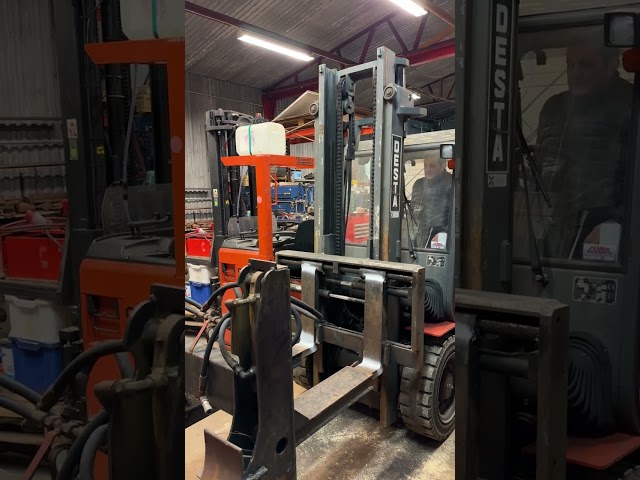 1197206 Diesel truck with bucket hydraulic tipper